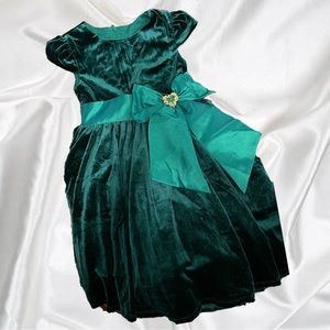 Beautiful Green Velvet Dress with Taffeta Bow ✨🎀